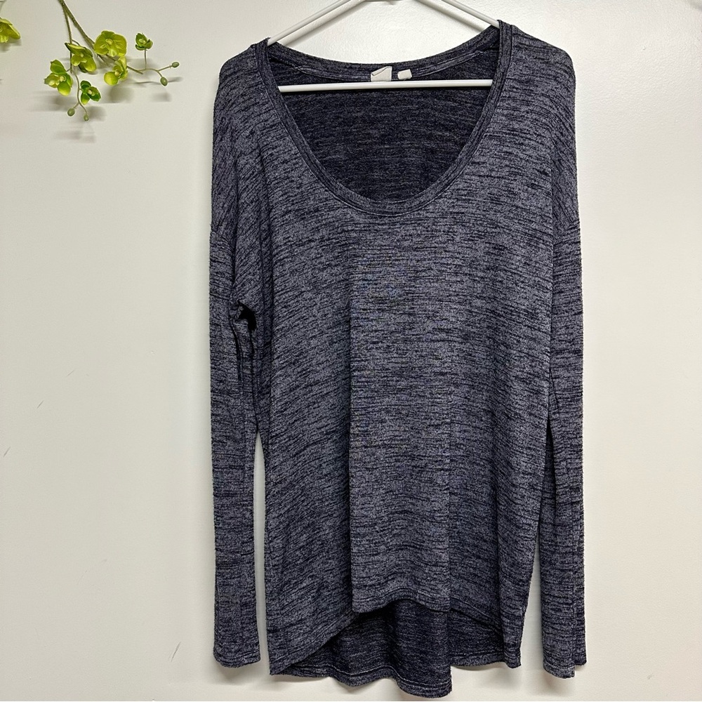 Gap navy blue scoop neck long sleeve top in good condition, soft